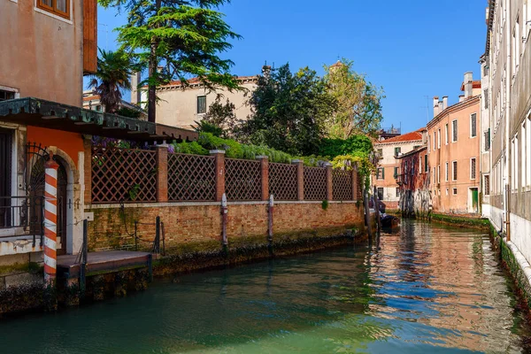 Small canal and colorful houses in Venice. — Stock Photo, Image