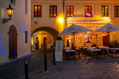 Açık restoranda akşam Prag.