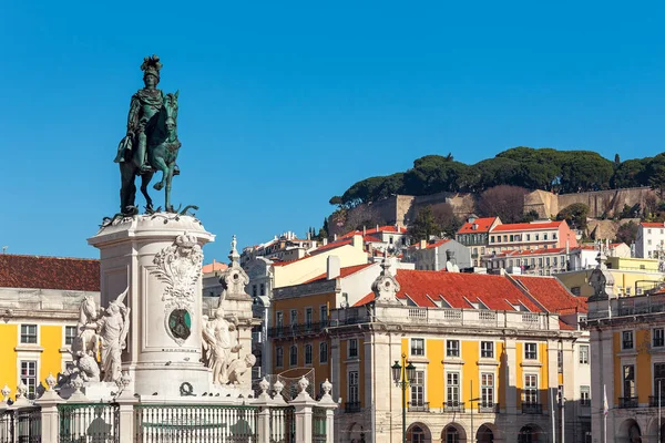 Statua e vecchie case di Lisbona, Portogallo . — Foto Stock