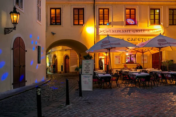 Buiten restaurant op avond in Praag. — Stockfoto