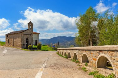 Yol ve kilise İtalya.