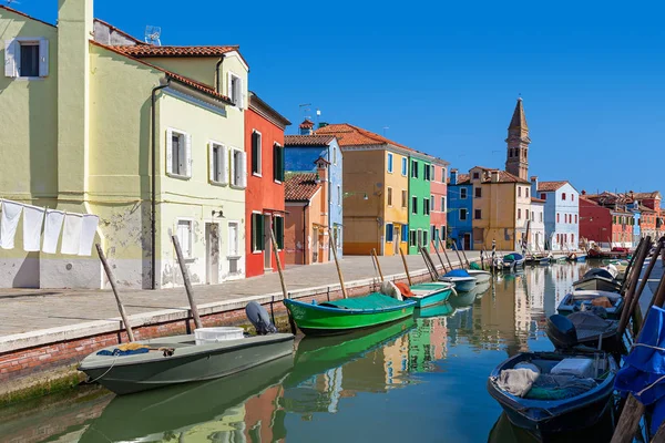 Färgglada hus i burano. — Stockfoto