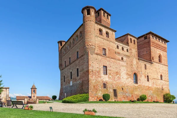 Starý hrad Grinzane cavour v Itálii. — Stock fotografie