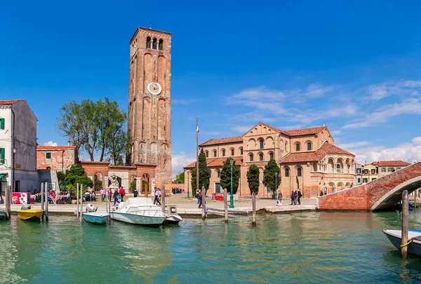 Smalle gracht, kerk en Belfort in Murano, Italië. — Stockfoto