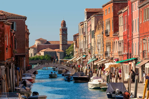 Kanalen och gatorna i Murano, Italien. — Stockfoto