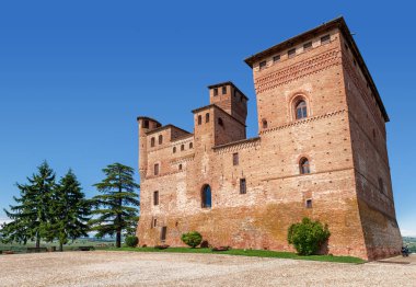 Mavi gökyüzünün altında eski kale.