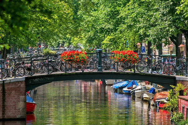 Mały most nad kanałem w Amsterdamie. — Zdjęcie stockowe