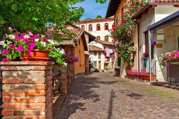 Narrow street and typical houses in town of Barolo. — Stock Photo, Image