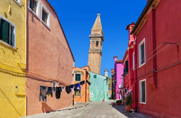 Kleurrijke huizen en Belfort in Burano, Italië. — Stockfoto