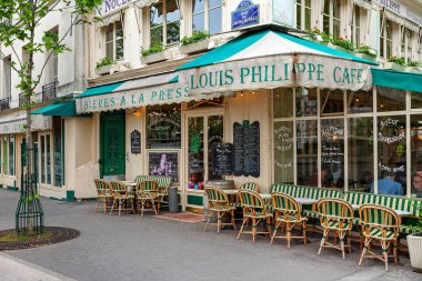 Tipik Paris cafe görünümünü.