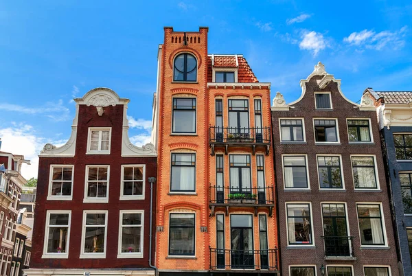 Typische huizen van Amsterdam. — Stockfoto