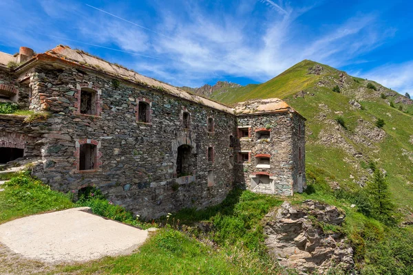 Alte Militärfestung in den Bergen. — Stockfoto