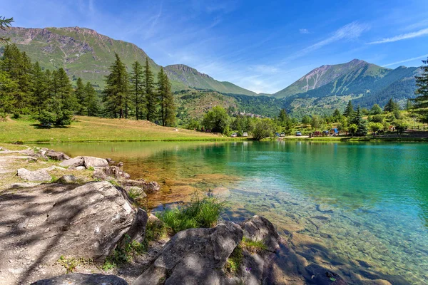 Kleiner alpiner See zwischen Bergen. — Stockfoto