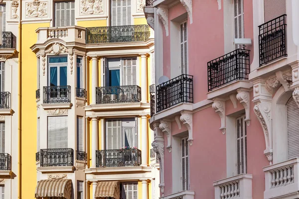 Typische Gebäude in Menton, Frankreich. — Stockfoto