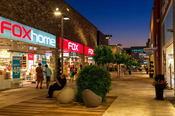 Openair mall på kvällen i Ashdodo, Israel. — Stockfoto