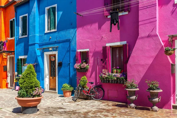 Kleurrijke huizen van burano. — Stockfoto