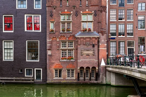 Uitzicht over typisch Amsterdam gebouw. — Stockfoto