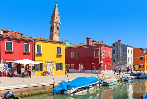 Färgglada hus av ön Burano. — Stockfoto