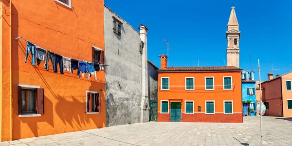 Színes házak a Burano-sziget, Olaszország. — Stock Fotó