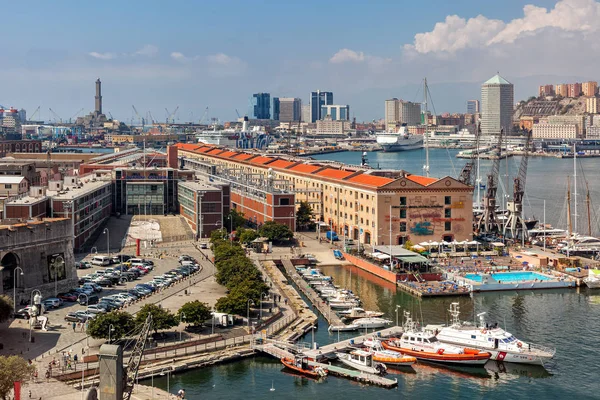 Vista sul porto di Genova, Italia . — Foto Stock