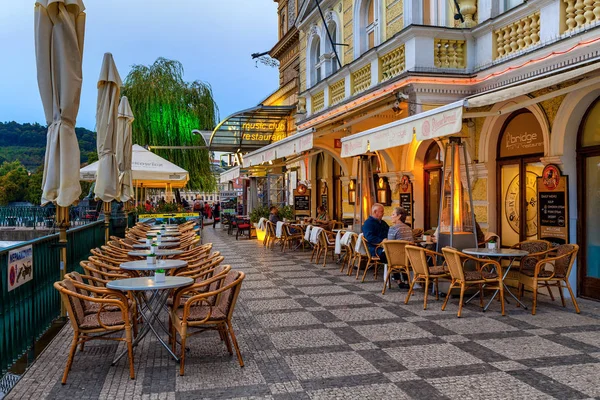 Buiten restaurant in Praag. — Stockfoto