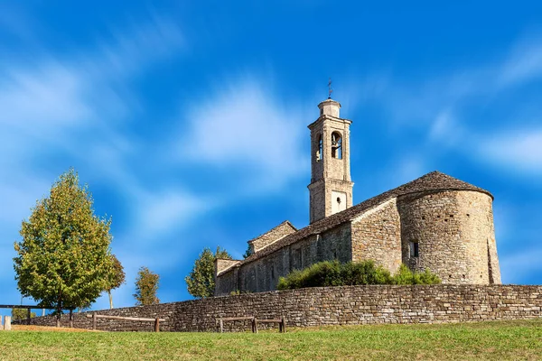 Antigua iglesia de piedra bajo el cielo azul . —  Fotos de Stock