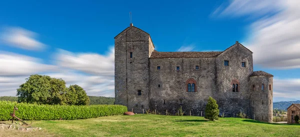 Castillo medieval bajo cielo azul en Italia . —  Fotos de Stock