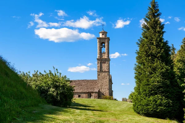 Antigua iglesia parroquial en Prunetto, Italia . —  Fotos de Stock