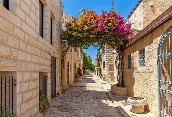 Calle estrecha del distrito de Yemin Moshe en Jerusalén . — Foto de Stock