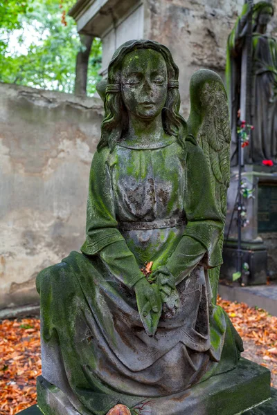 Staue sur le vieux cimetière de Prague . — Photo
