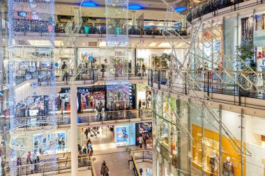 Noel için dekore edilmiş Prag'da Palladium alışveriş merkezi.