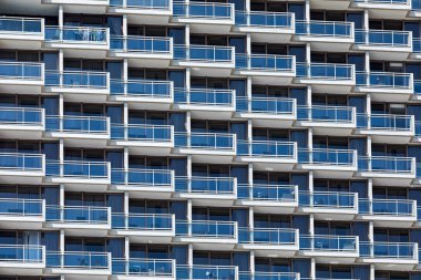 Satır balkon modern binasında.