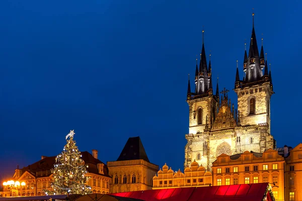 Tyn kilise ve Prag'da yılbaşı ağacı. — Stok fotoğraf