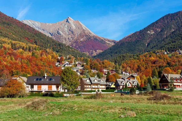 Pequeño pueblo y montañas otoñales en Suiza . —  Fotos de Stock