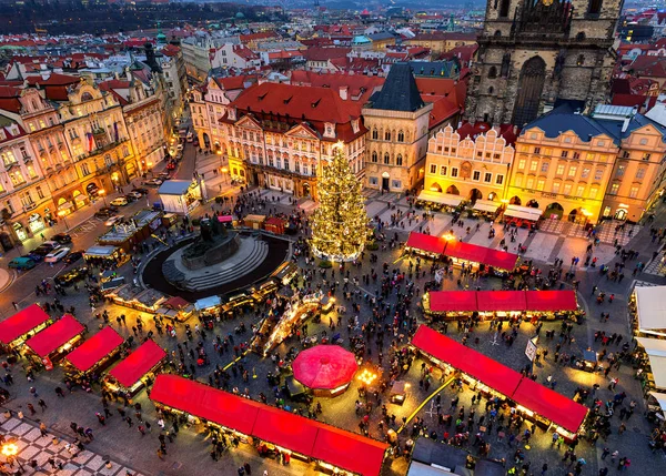Piazza della Città Vecchia e mercatino di Natale a Praga . Foto Stock Royalty Free
