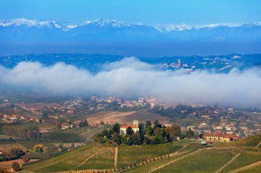 Sonbahar tepeler ve sabah sis arka plan üzerinde.