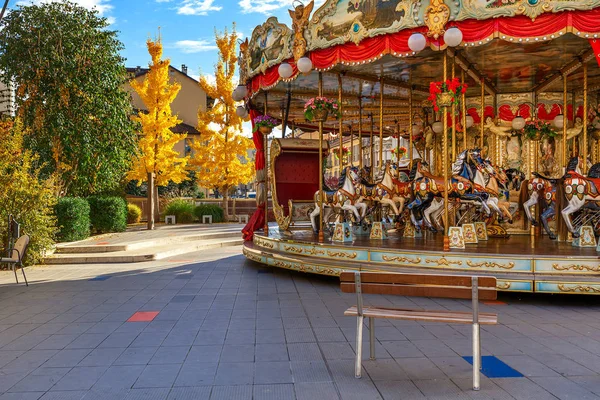 Carrusel en la plaza de la ciudad en Alba . — Foto de Stock