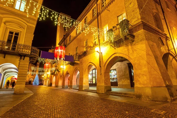 Via della sera decorata ad Alba, Italia . — Foto Stock