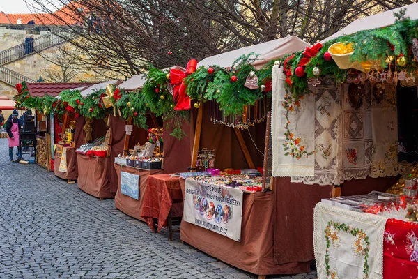 Trä inredda stånden på Julmarknad i Prag. — Stockfoto