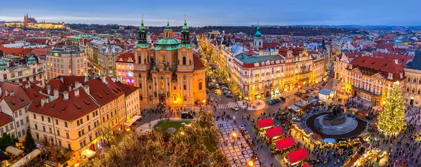 Панорама Старого міста Праги на Різдво. Стокова Картинка