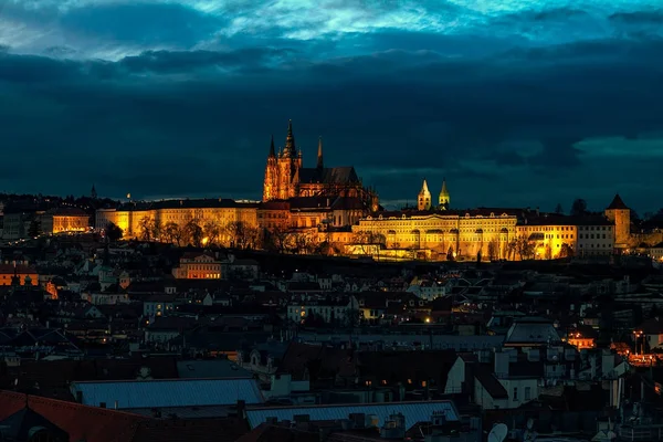 Illuminated Saint Vitus cathedral in Prague. — Stock Photo, Image