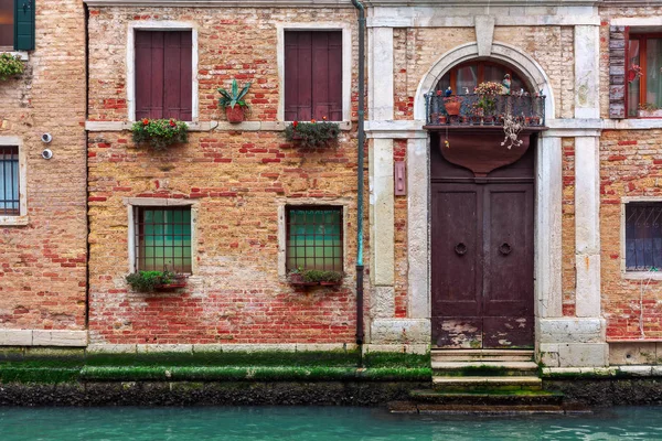 Fachada do típico edifício de tijolos em Veneza, Itália . — Fotografia de Stock