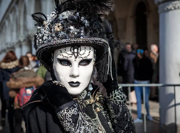 Portrét ženy nosí kostým a masku na benátský karneval. — Stock fotografie