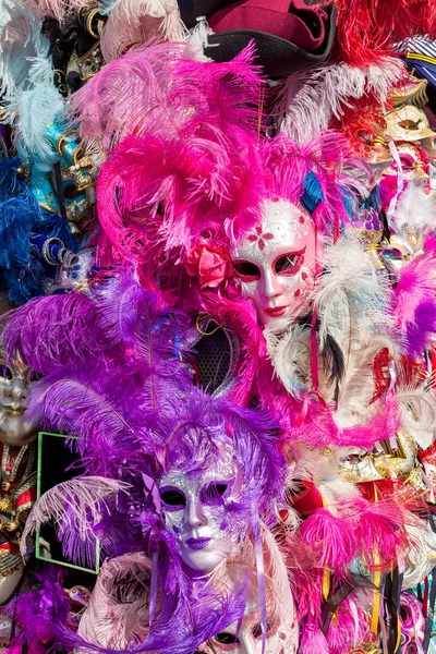 Maski karnawałowe z kolorowych piór. — Zdjęcie stockowe