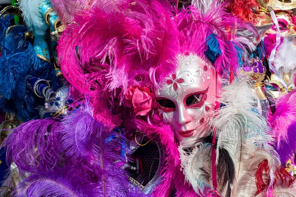 Карнавальная маска с красочными перьями . — стоковое фото