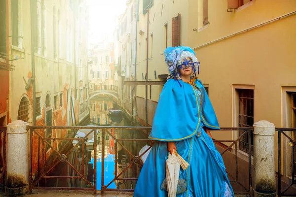 Femme en costume vintage et masque posant sur un petit pont à Veni — Photo