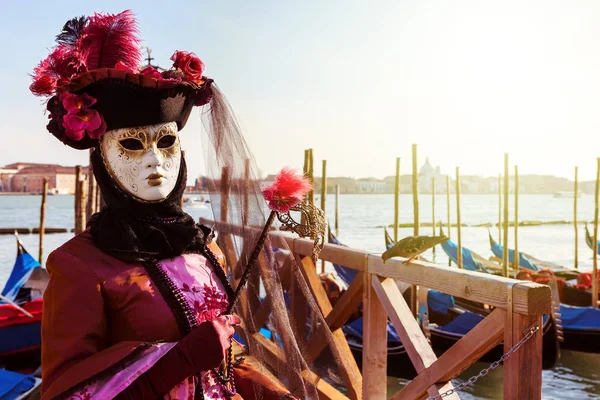 Участник карнавала в традиционном костюме в Венеции . — стоковое фото