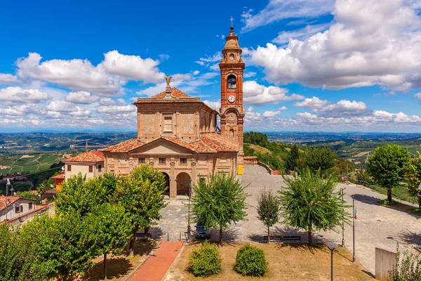 Kościół parafialny w małe włoskie miasteczko. — Zdjęcie stockowe