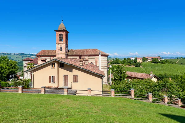 Kościół parafialny małe na zielony trawnik w Włochy. — Zdjęcie stockowe