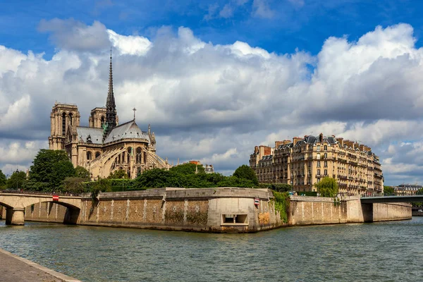 Vista do rio Sena e Catedral de Notre-Dame de Paris . — Fotografia de Stock
